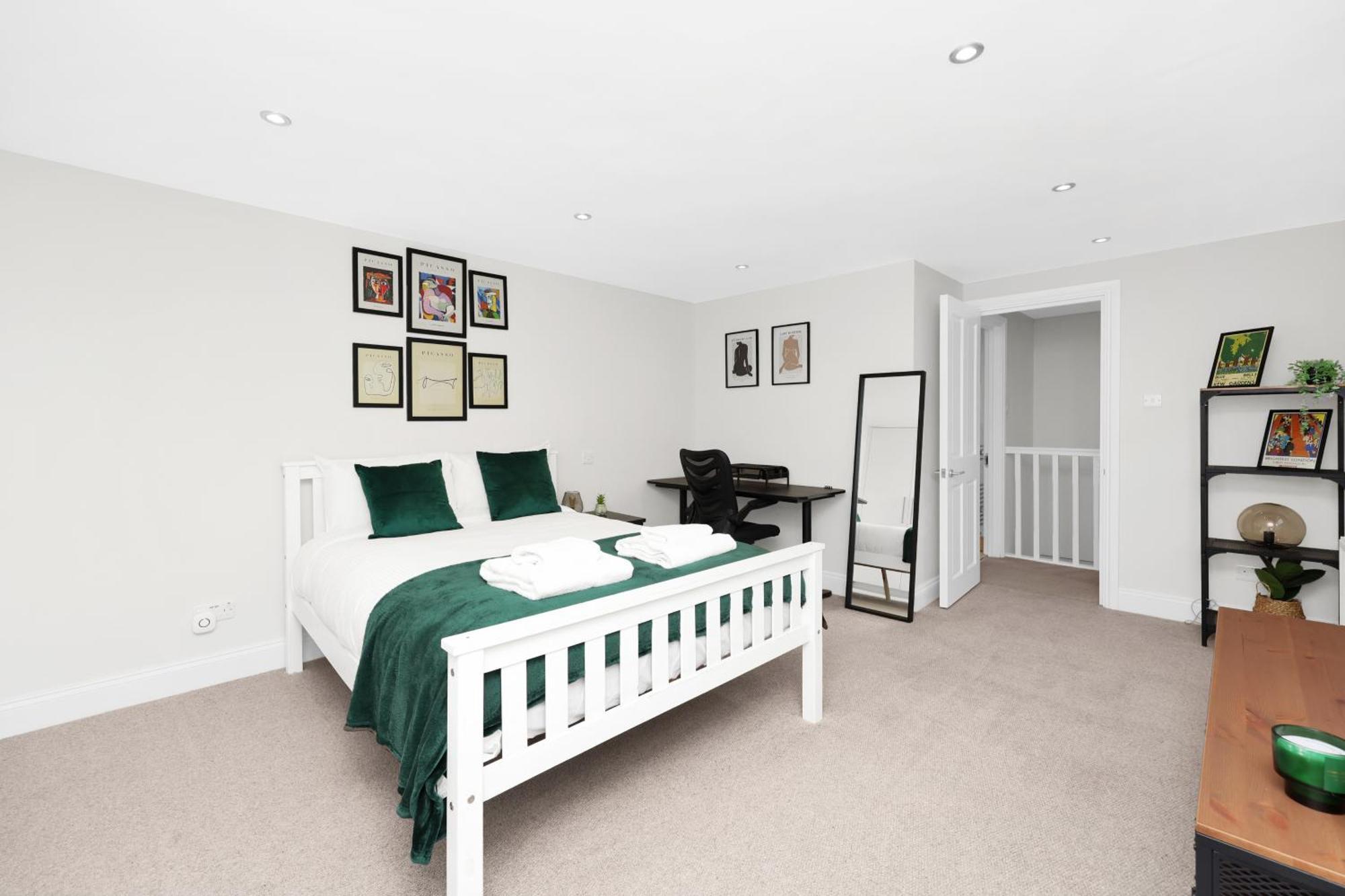 Luxury 3 Bedroom House In Limehouse, Close To City! Sleeps 6-8! Londra