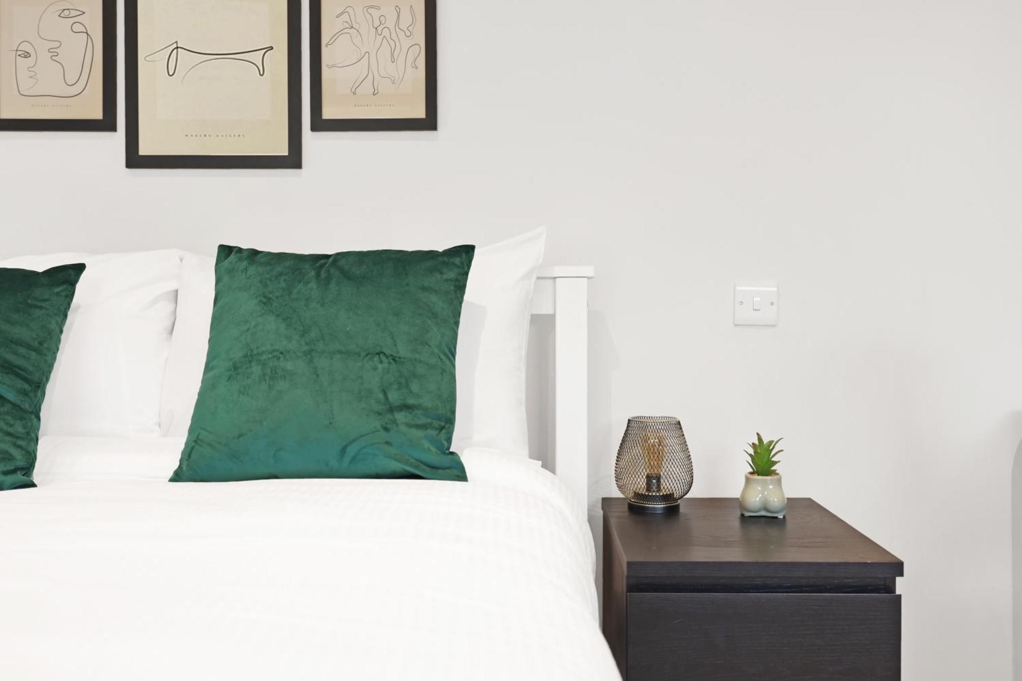 Luxury 3 Bedroom House In Limehouse, Close To City! Sleeps 6-8! Appartamento