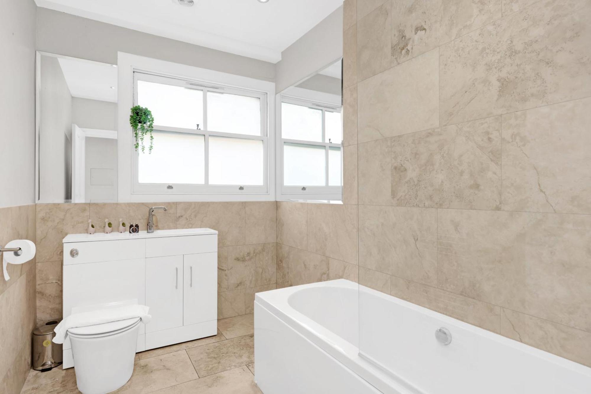 Luxury 3 Bedroom House In Limehouse, Close To City! Sleeps 6-8! Appartamento